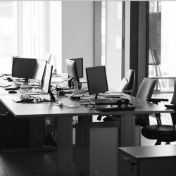 Hohenverstellbare PC-Tische für die Gesundheit von Deskfit