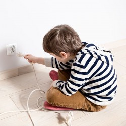 Möbel und Wohnung kindersicher gestalten