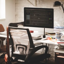 Kleine PC-Tische auf Rollen für ihr WG Zimmer